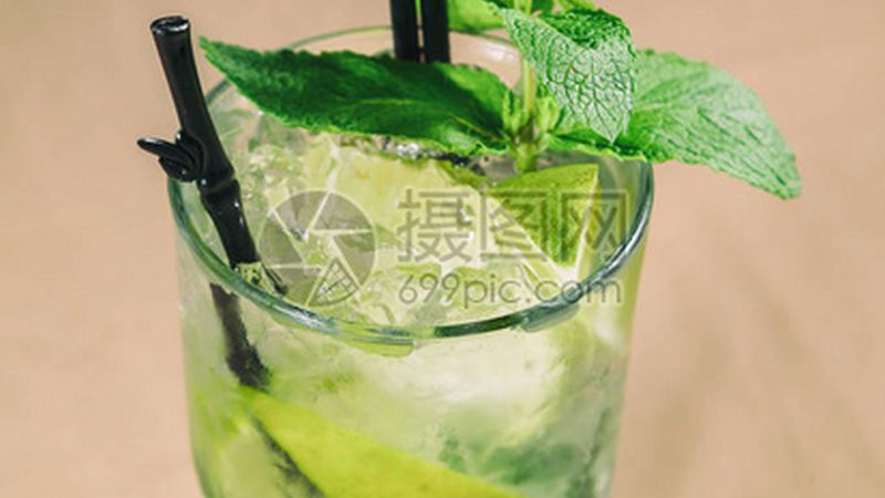 根据以上信息，制作烘焙原料报价单。报价单应包含以下内容：